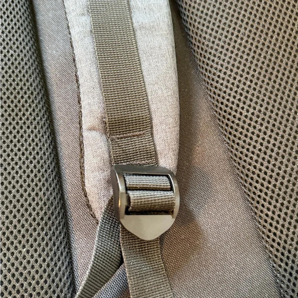 Aioking European brand backpack-EUC.